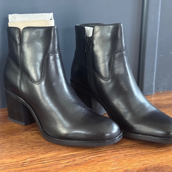 Clark’s Valvestino Lo ankle boots - Picture 1 of 4